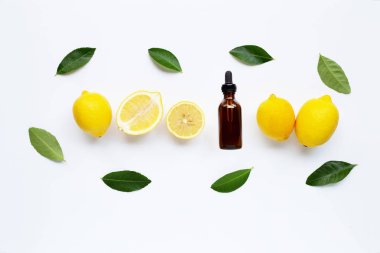 Taze limon limon esans beyaz arka plan üzerinde ile.