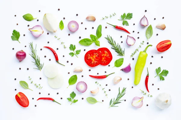Beyaz arka planda çeşitli taze sebzeler ve otlar. Sağlıklı 
