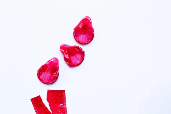 Condón rojo sobre blanco — Foto de Stock