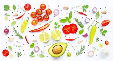 Çeşitli taze sebze ve otlar beyaz arka plan üzerinde. 