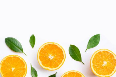 Turuncu meyve ve beyaz backgroun izole yaprakları üst görünümü