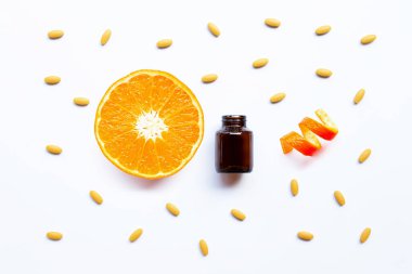 C vitamini şişe ve beyaz turuncu meyve haplarla 