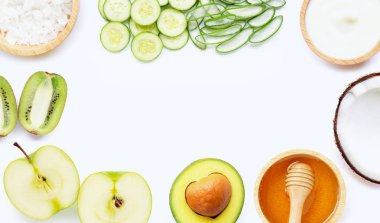 Aloe vera, limon, salatalık, tuz, bal. Için doğal maddeler