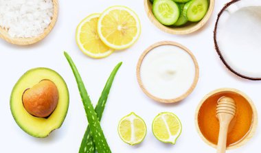 Aloe vera, limon, salatalık, tuz, bal. Için doğal maddeler