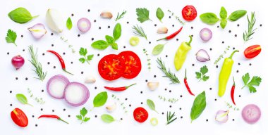 Beyaz arka planda çeşitli taze sebzeler ve otlar. Sağlıklı 