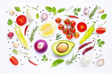 Beyaz arka planda çeşitli taze sebzeler ve otlar. Sağlıklı 