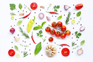 Beyaz arka planda çeşitli taze sebzeler ve otlar. Sağlıklı 