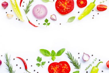 Beyaz arka planda çeşitli taze sebzeler ve otlar. Sağlıklı 