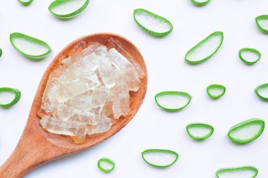 Aloe Vera dilimler beyaz arka plan üzerinde.