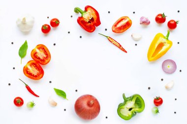 Çeşitli taze sebze ve otlar üzerinde beyaz. Sağlıklı beslenme konsantrasyon