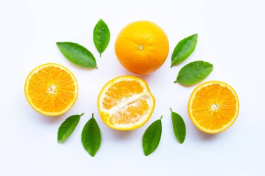 Yüksek vitamin C. taze portakal narenciye ile izole yaprakları o