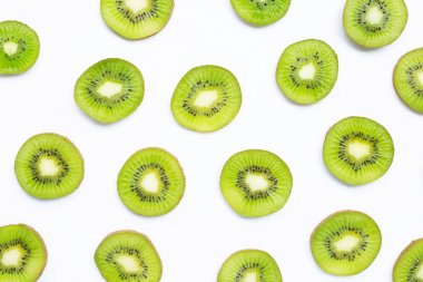 Olgun kivi meyve dilimleri beyaz izole