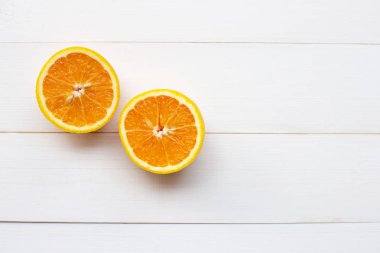 Beyaz ahşap arka plan üzerinde portakal narenciye.