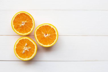 Beyaz ahşap turuncu narenciye 