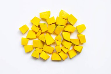 Yeşil kabak parçaları beyaz kesilmiş