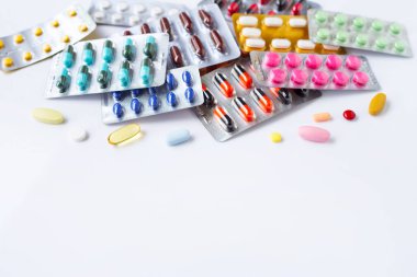 Blister ambalajında çeşitli kapsül ilaçlar, haplar ve tabletler 