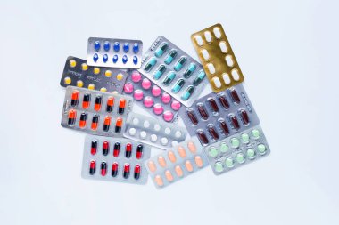 Blister ambalajında çeşitli kapsül ilaçlar, haplar ve tabletler 