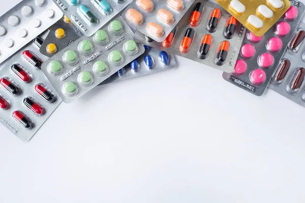 Различные капсулы лекарства, таблетки и таблетки в блистерной упаковке на — стоковое фото