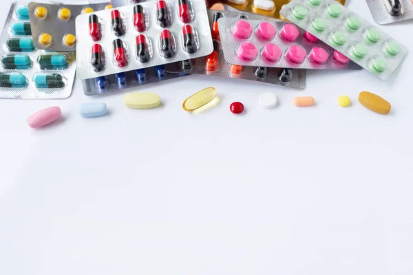 Vários medicamentos para cápsulas, comprimidos e comprimidos em blister — Fotografia de Stock