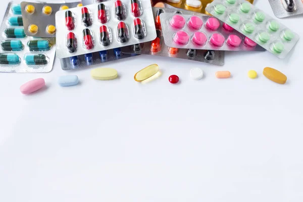 Blister ambalajında çeşitli kapsül ilaçlar, haplar ve tabletler 
