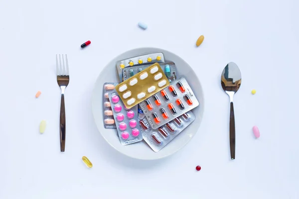 Színes tabletta, kapszula és tabletták fehér tál, népi és s — Stock Fotó