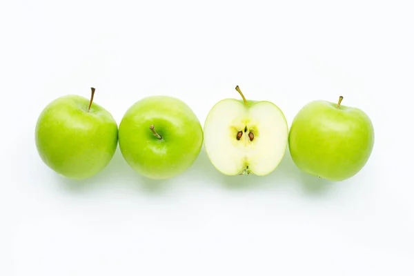 Manzanas verdes sobre fondo blanco. — Foto de Stock