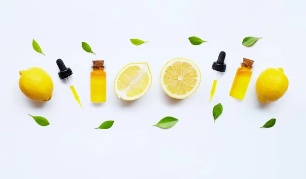 Aceite esencial con limón sobre blanco . — Foto de Stock