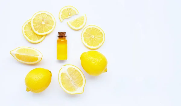 Esenciový olej s citronem na bílém. — Stock fotografie
