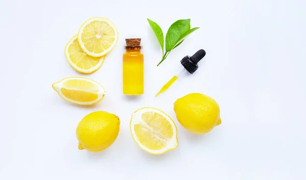 Aceite esencial con limón sobre blanco . — Foto de Stock