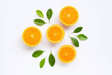 Beyaz backgrou izole yaprakları ile taze portakal narenciye