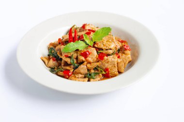 Beyaz kutsal fesleğen ile tavada sıcak ve baharatlı domuz eti