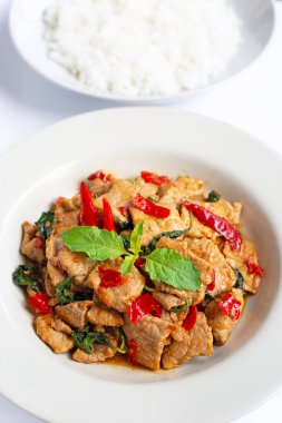 Beyaz kutsal fesleğen ile tavada sıcak ve baharatlı domuz eti.