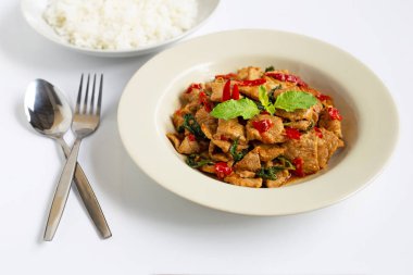 Beyaz kutsal fesleğen ile tavada sıcak ve baharatlı domuz eti 