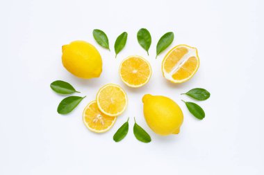 Limon ve dilimleri üzerinde beyaz izole yaprakları ile.