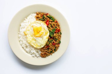 Üzerine kızarmış domuz pirzolası, fesleğen ve sahanda yumurta. 