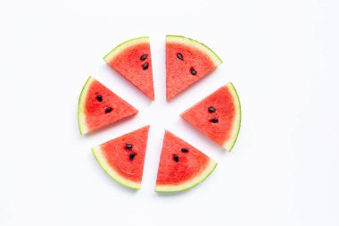 Beyaz arkaplanda izole edilmiş karpuz dilimleri.