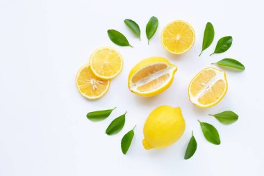 Limon ve dilimleri üzerinde beyaz izole yaprakları ile.