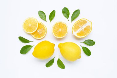 Limon ve dilimleri üzerinde beyaz izole yaprakları ile.