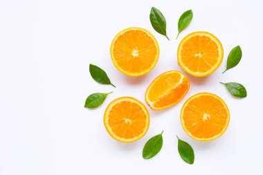 Beyaz backgrou izole yaprakları ile taze portakal narenciye