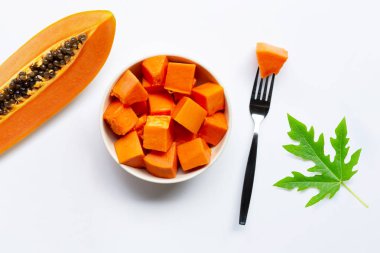 Beyaz arka planda olgun papaya meyvesi.