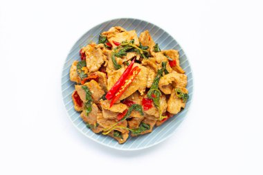 Beyaz fesleğen ile tavada sıcak ve baharatlı domuz eti