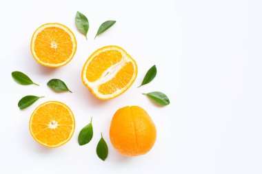 Yüksek vitamin C. taze portakal narenciye ile izole yaprakları o