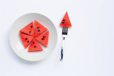 Yaz meyvesi, beyaz tabakta karpuz dilimleri wh izole