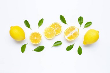 Limon ve dilimleri üzerinde beyaz izole yaprakları ile.