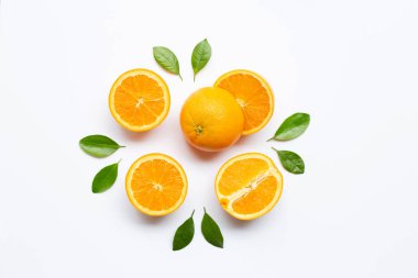 Beyaz backgrou izole yaprakları ile taze portakal narenciye