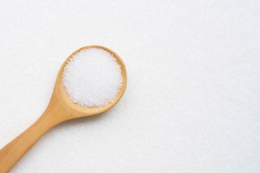 Beyaz tahta kaşık toz şeker.