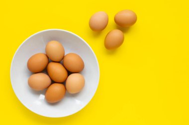 yumurta Sarı zemin üzerine.