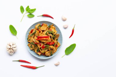 Beyaz fesleğen ile tavada sıcak ve baharatlı domuz eti