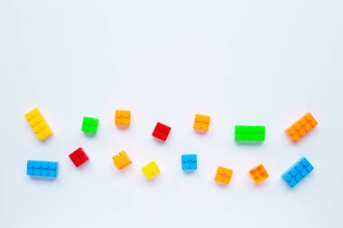 Plastik yapı blokları beyaz arkaplanda izole edildi. 