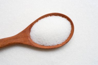 Beyaz tahta kaşık toz şeker. 